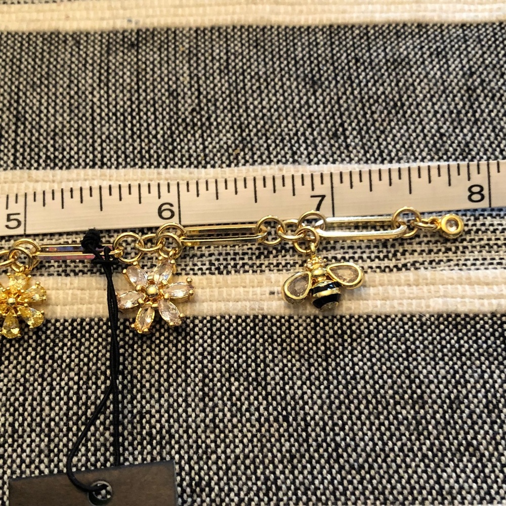 New with tag kate spade gold-tone bee & flower charm bracelet - Picture 4 of 5